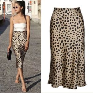Leopard print midi skirt